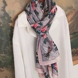 Gucci 100% silk scarf with 🌹 roses lo g 6 ft almo